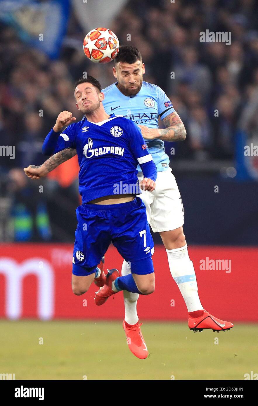 Schalke Mark Uth (links) und Manchester Citys Kampf gegen Nicolas Otamendi Für den Ball Stockfoto