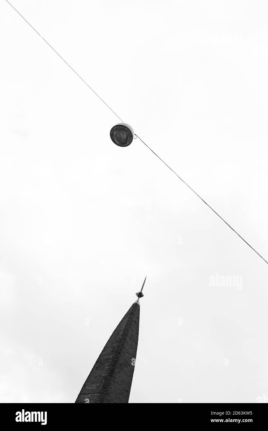High Key Bild einer Straßenlaterne und einem Turm In schwarz und weiß Stockfoto
