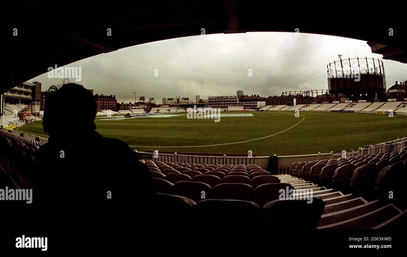 Erster Tag von Cricket im Oval für den Sommer, zwischen Surrey und Kent wird für einen großen Teil des Tages geregnet ein eingeflügelter Fan sitzt und wartet geduldig auf das Spiel wieder aufzunehmen Stockfoto