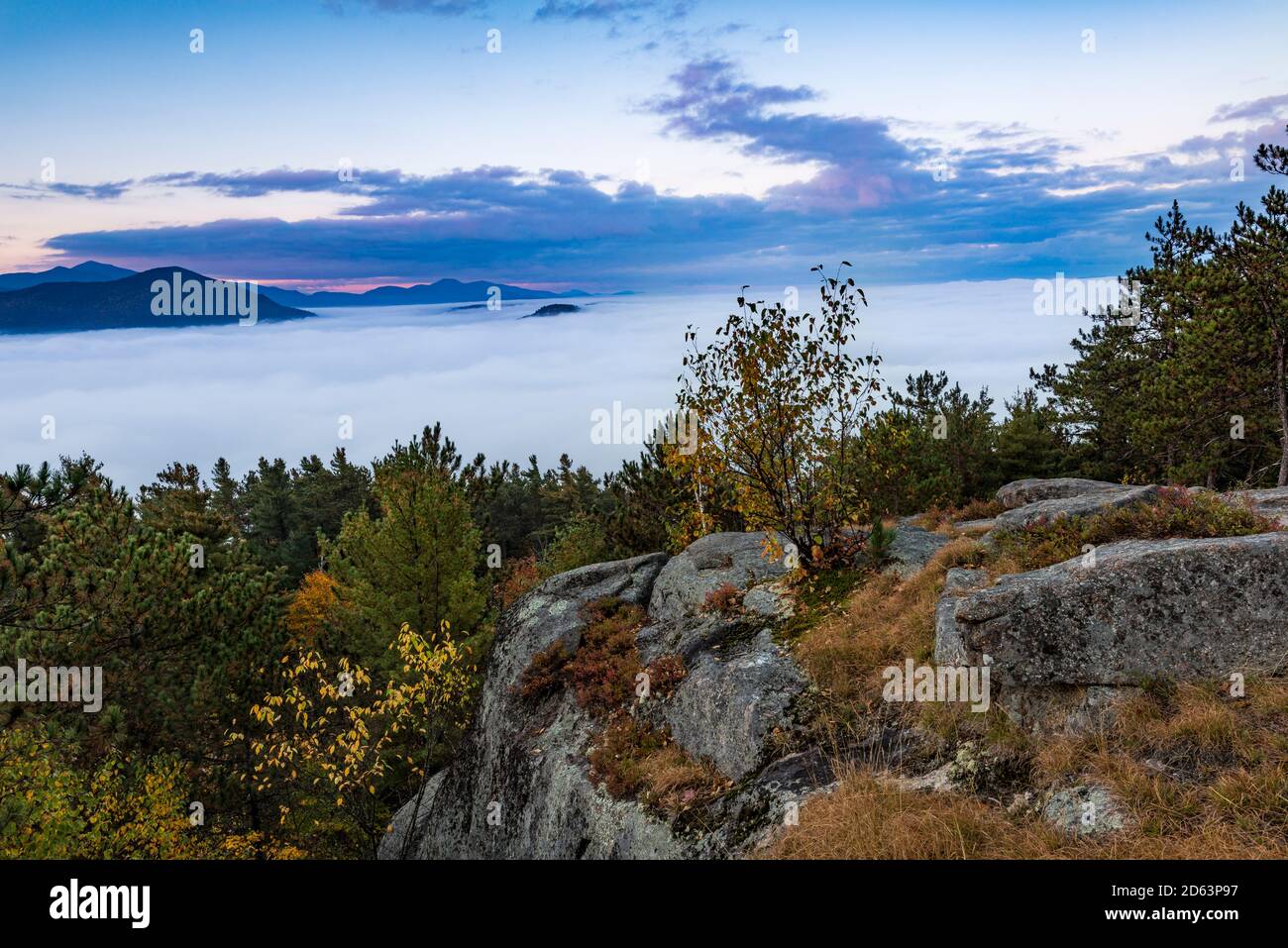 Nebeltal unter Silver Lake Mountain bei Sonnenaufgang, Adirondack Mountains, Essex County, New Yoek Stockfoto