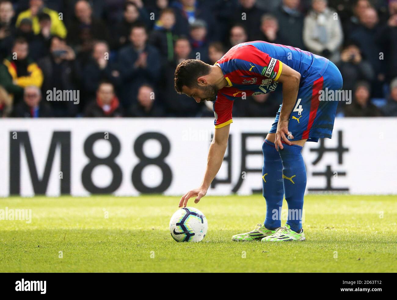 Luka Milivojevic von Crystal Palace setzt den Ball vor dem Tor Das erste Tor seiner Seite des Spiels von der Strafe Spot Stockfoto