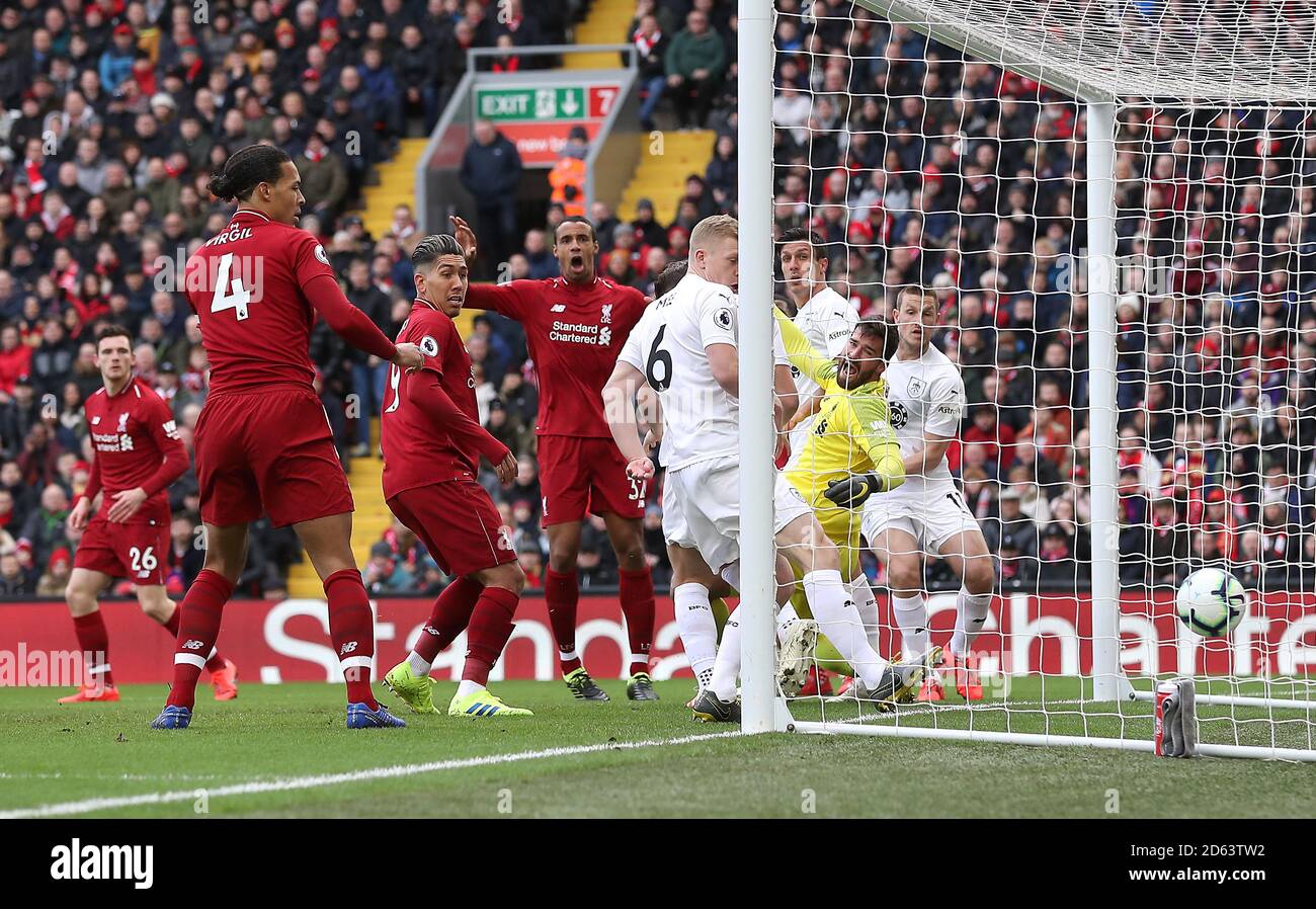 Burnley's Ashley Westwood (nicht abgebildet) Erzielt das erste Tor seines Spielers aus dem Eckpunkt Stockfoto