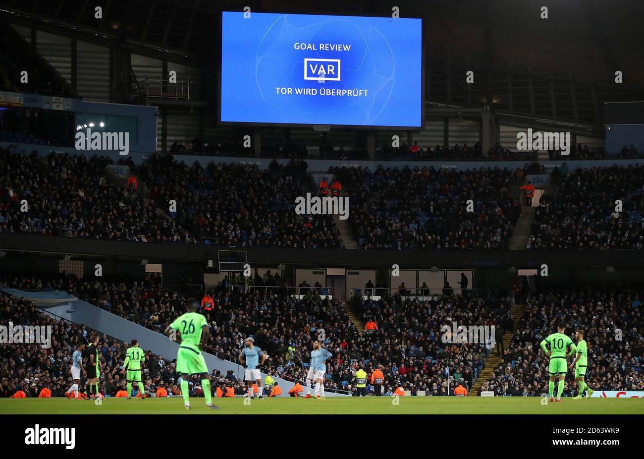 Eine Verzögerung im Spiel, da Sergio Agueros zweites Tor ist Vom Video Assistant Referee überprüft Stockfoto