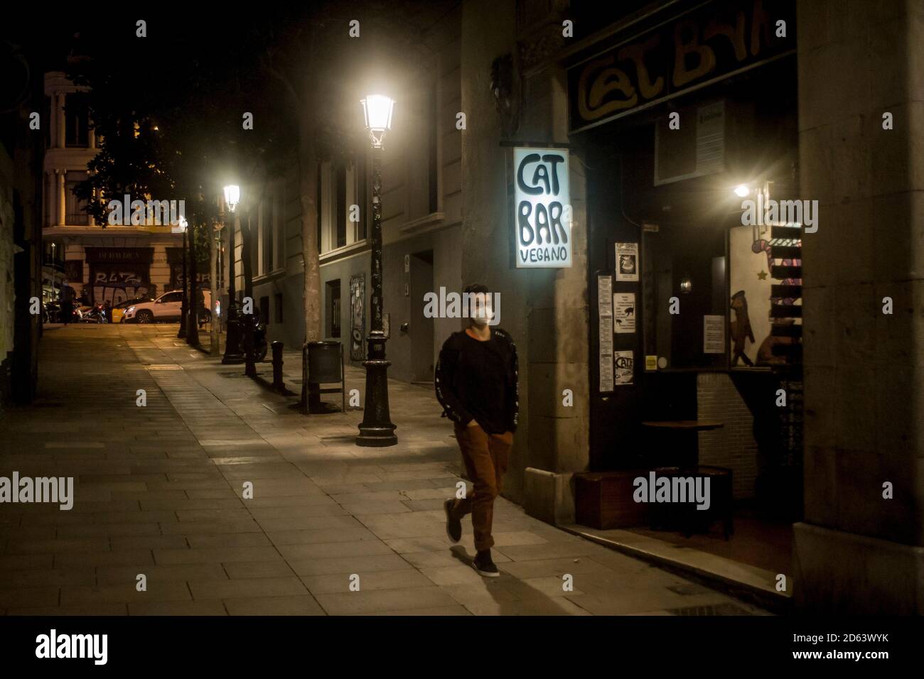 14. Oktober 2020, Barcelona, Katalonien, Spanien: Ein Mann, der eine Gesichtsmaske trägt, um die Ausbreitung des Coronavirus zu verhindern, geht an einer Bar in Barcelona vorbei. Aufgrund steigender Fälle schließt die katalanische Regionalregierung zwei Wochen lang Restaurants und Bars, um die Ausbreitung des Coronavirus zu verlangsamen. Quelle: Jordi Boixareu/Alamy Live News Stockfoto