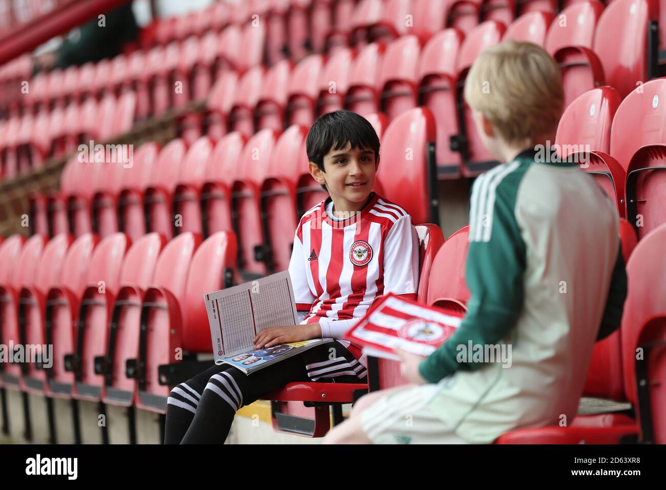 Ein paar junge Brentfords Fans vor dem Spiel. Stockfoto