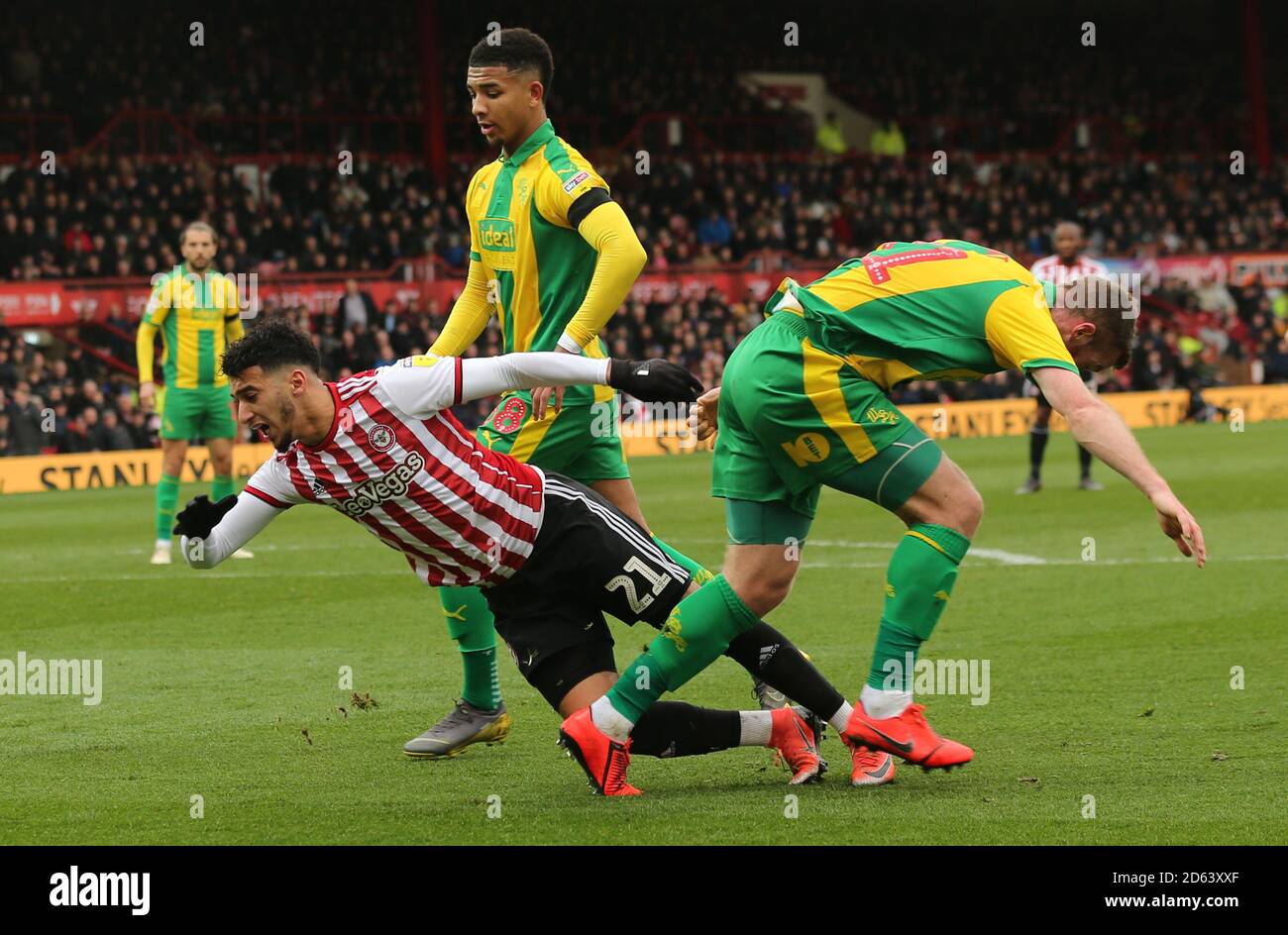 Brentfords sagte, dass Benrahma mit Kyle Edwards von West Bromwich Albion zusammenstößt Stockfoto