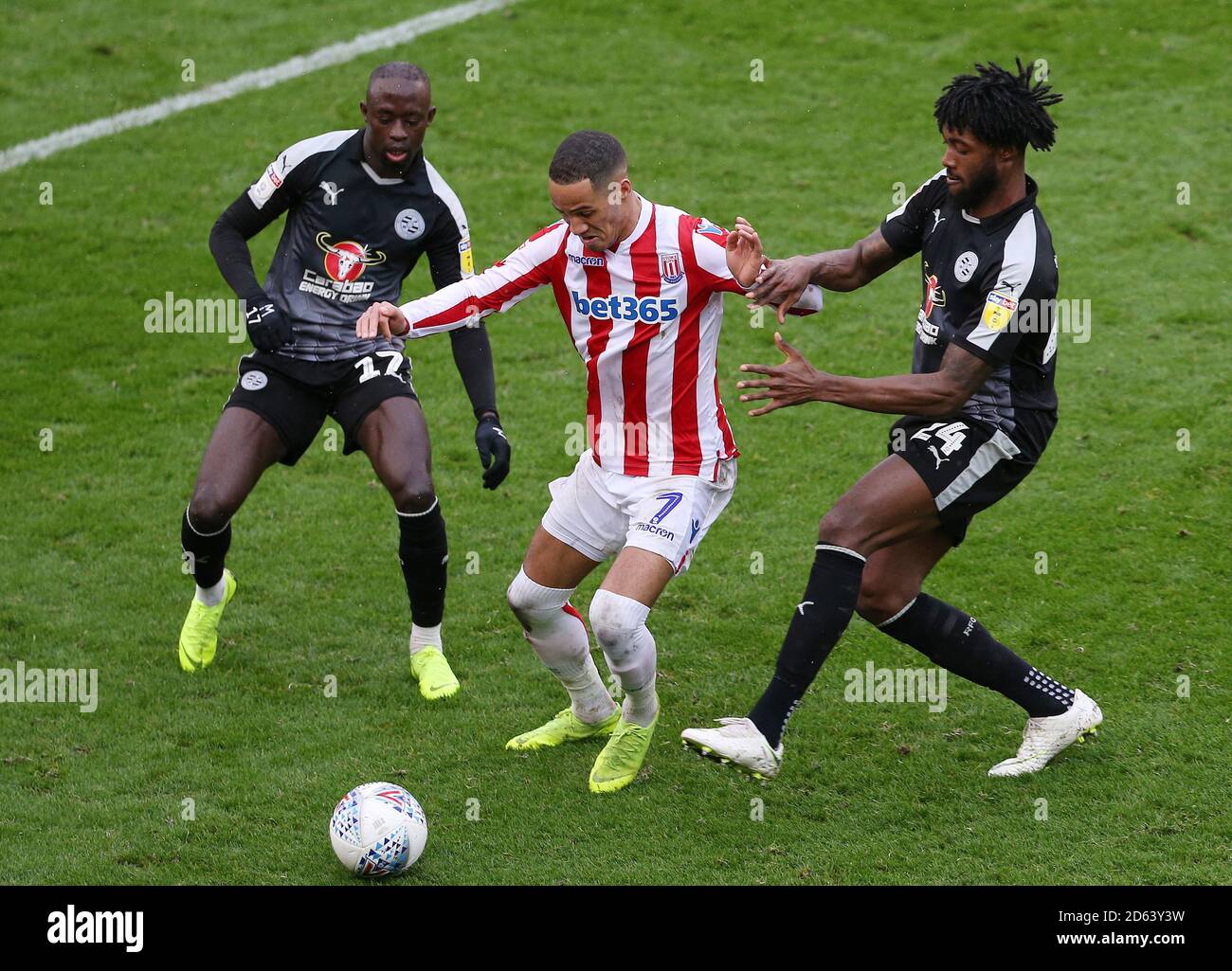 Tom Ince von Stoke City kämpft mit Reading um den Ball Modou Barrow und Tyler Blackett Stockfoto