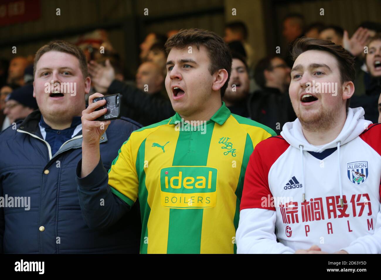 West Bromwich Albions Fans feiern am Ende der Schlusspfiff Stockfoto