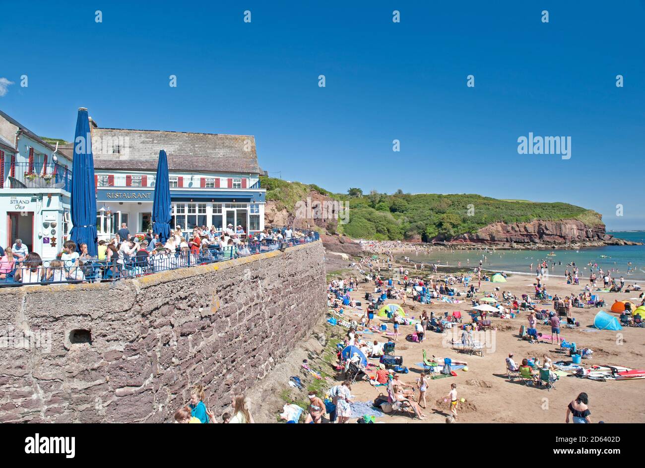 Ein allgemeiner Blick auf East Dunmore Beach und das Strand Inn, County Waterford, Münster, Republik Irland Stockfoto