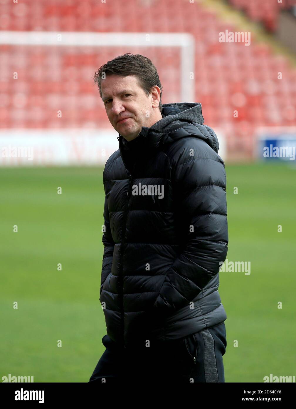 Barnsleys Manager Daniel Stendel inspiziert das Spielfeld vor dem Sky Bet League One Spiel zwischen Walsall und Barnsley. Stockfoto