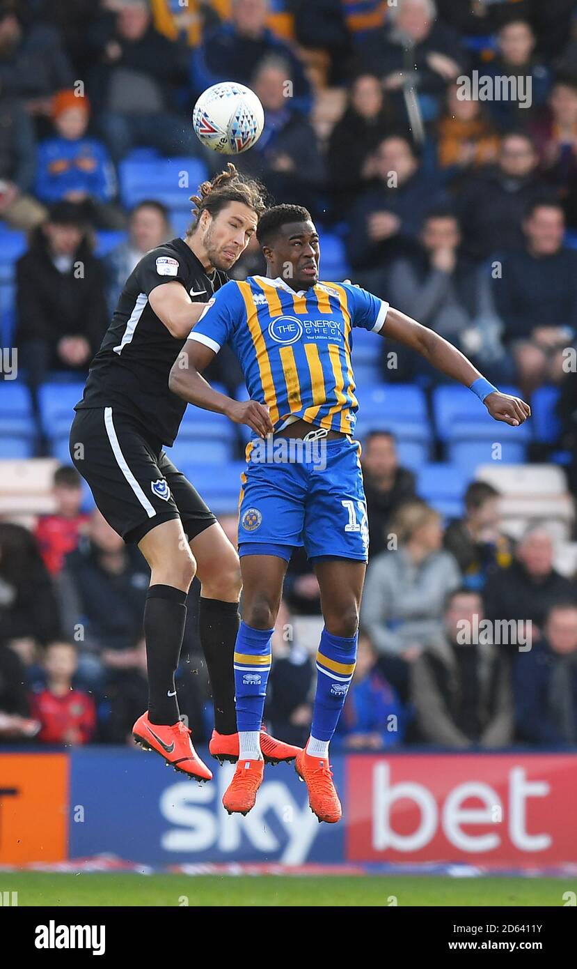 Christian Burgess von Portsmouth kämpft mit Shrewsbury Town um einen Kopfball Fejiri Okenabirhie Stockfoto