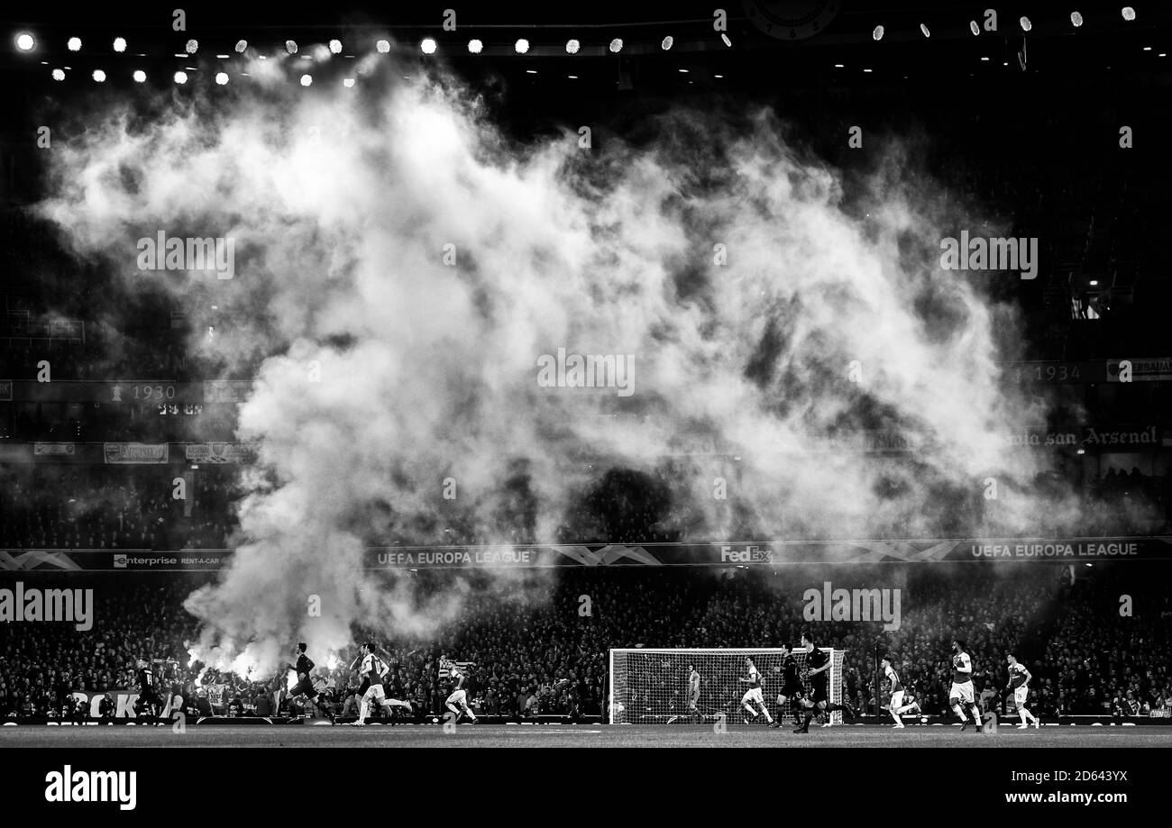 Fans lassen am Start Flares in den Tribünen los Des Spiels Stockfoto