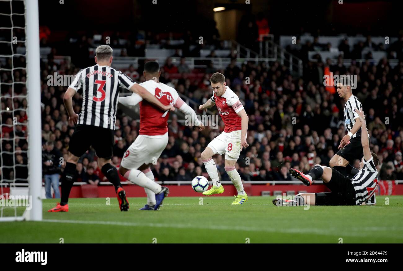 Aaron Ramsey von Arsenal schießt und schießt, aber das Tor wird von einem Teamkollegen für ein Foul ausgeschlossen Stockfoto