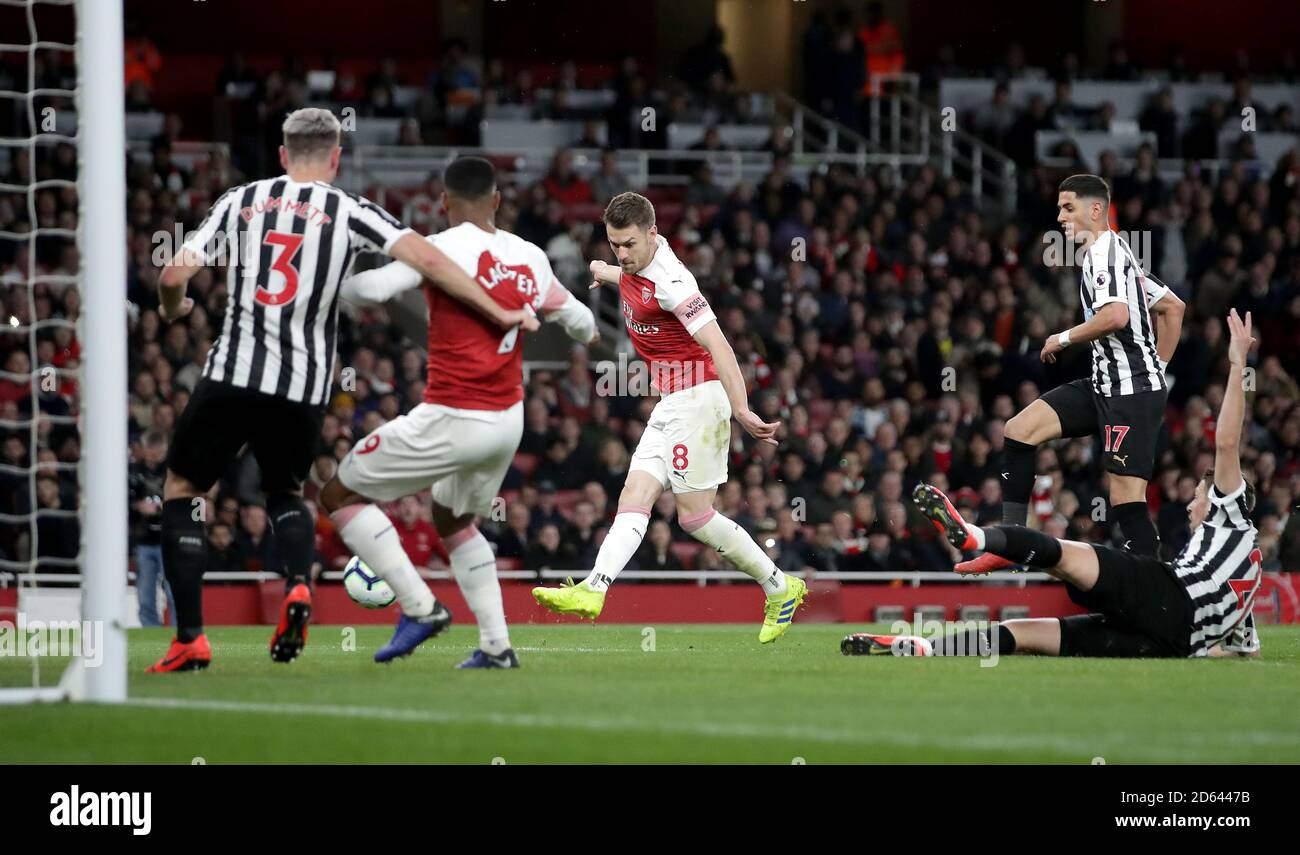 Aaron Ramsey von Arsenal schießt und schießt, aber das Tor wird von einem Teamkollegen für ein Foul ausgeschlossen Stockfoto