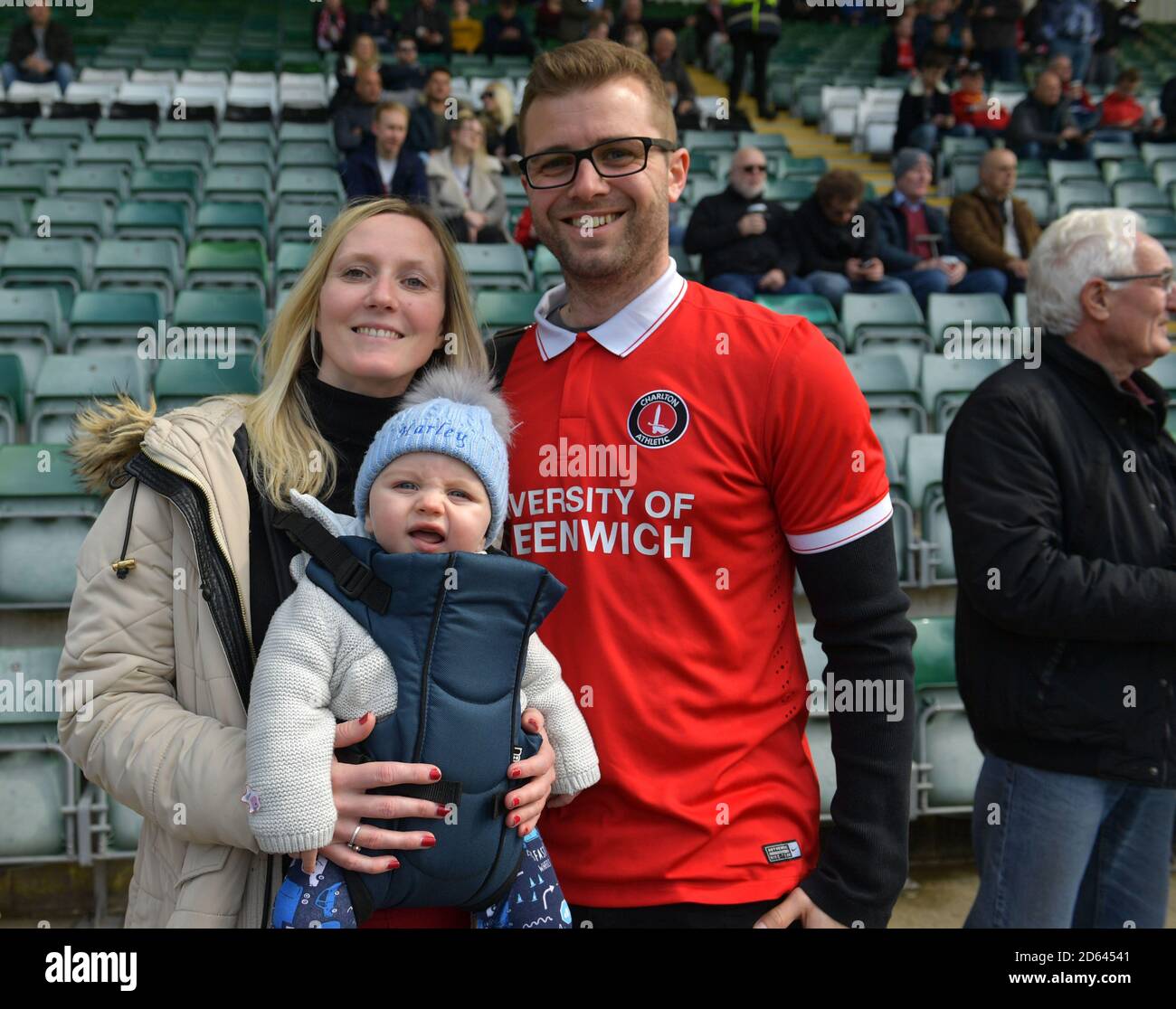 Charlton Athletic Fans in guter Stimmung vor dem Spiel Stockfoto