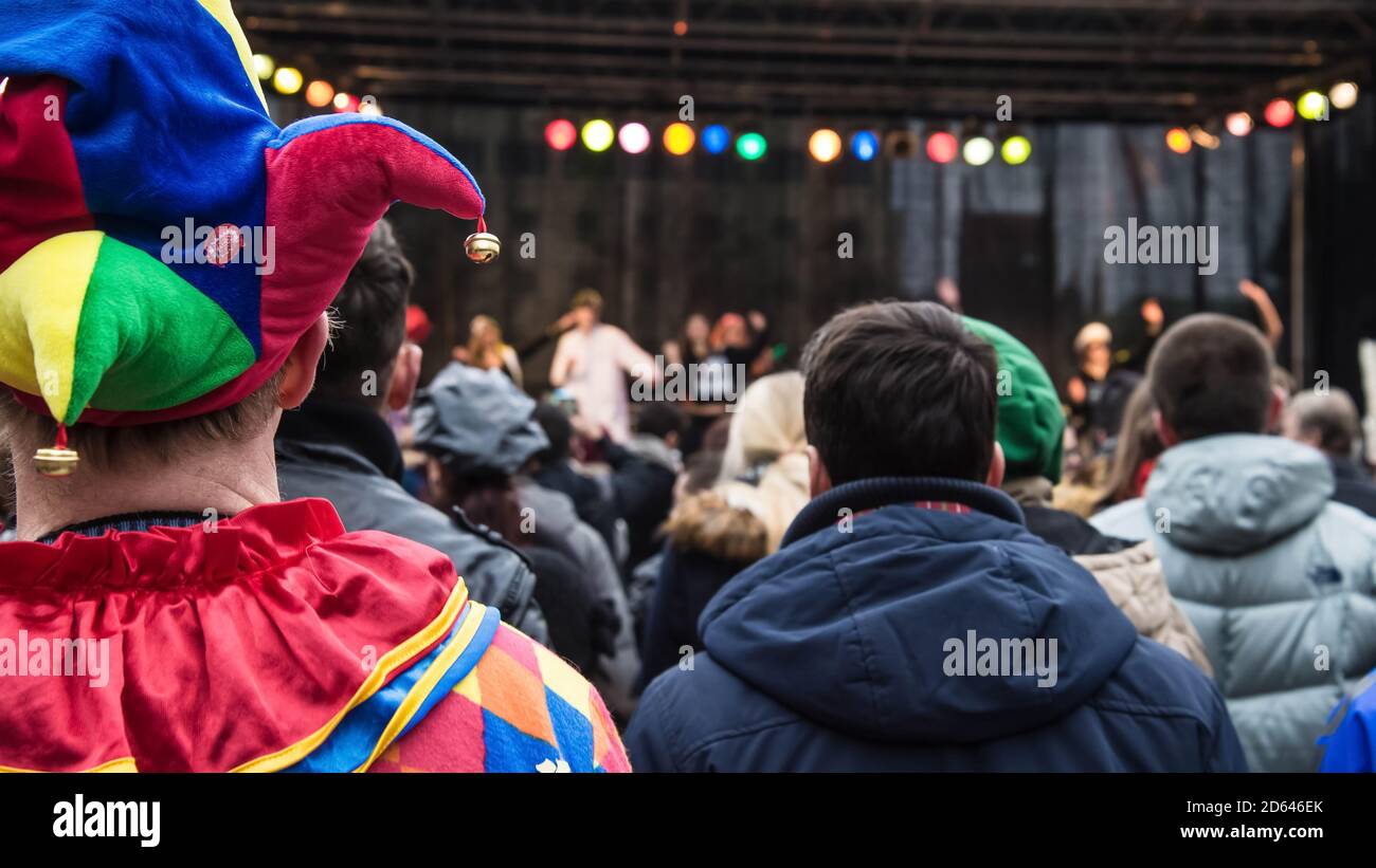 München, Deutschland - Februar 2015: Menschen beobachten eine Performance auf der Bühne während des traditionellen Faschings in München Stockfoto