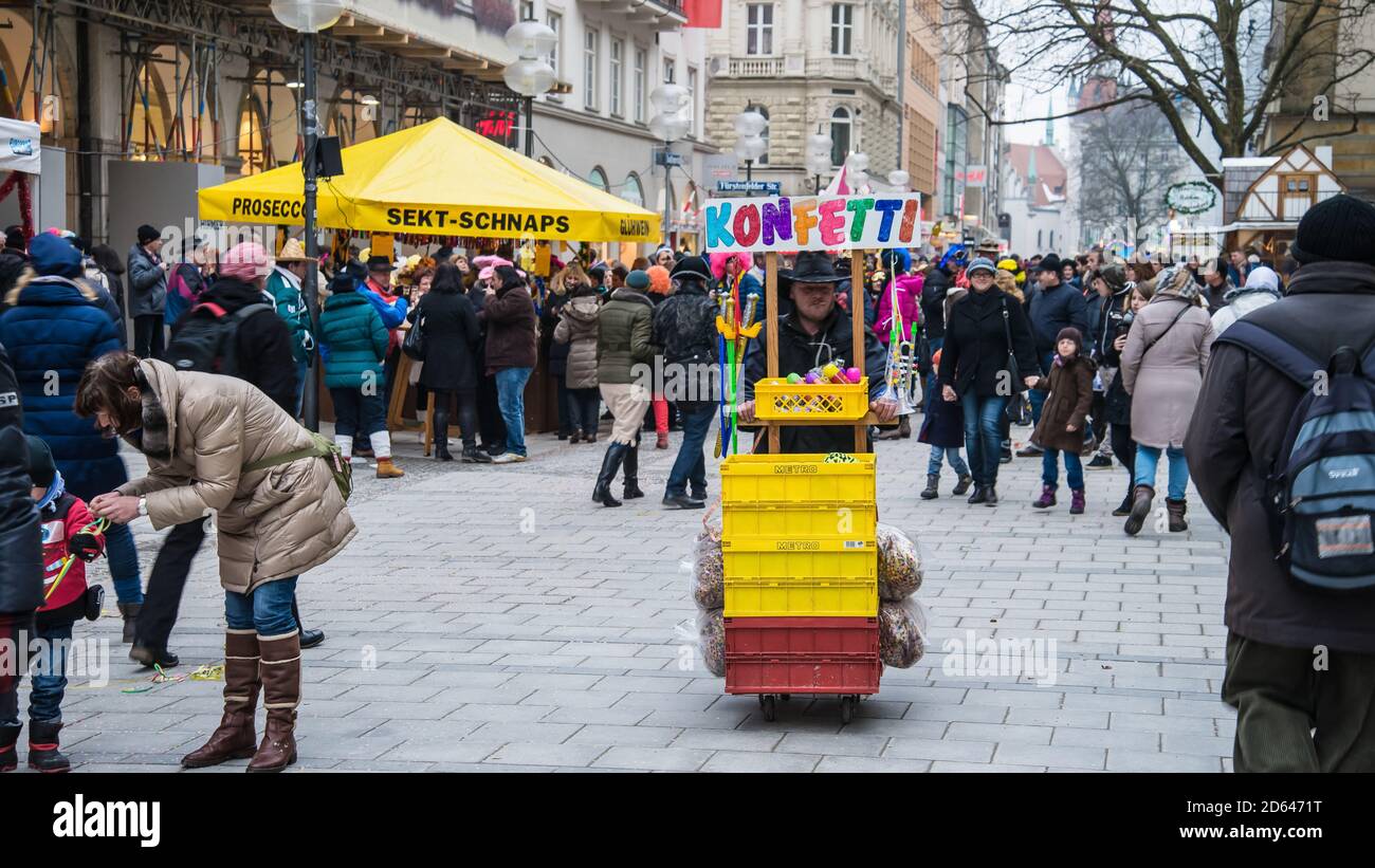 München, Deutschland - Februar 2015: Menschen beobachten eine Performance auf der Bühne während des traditionellen Faschings in München Stockfoto