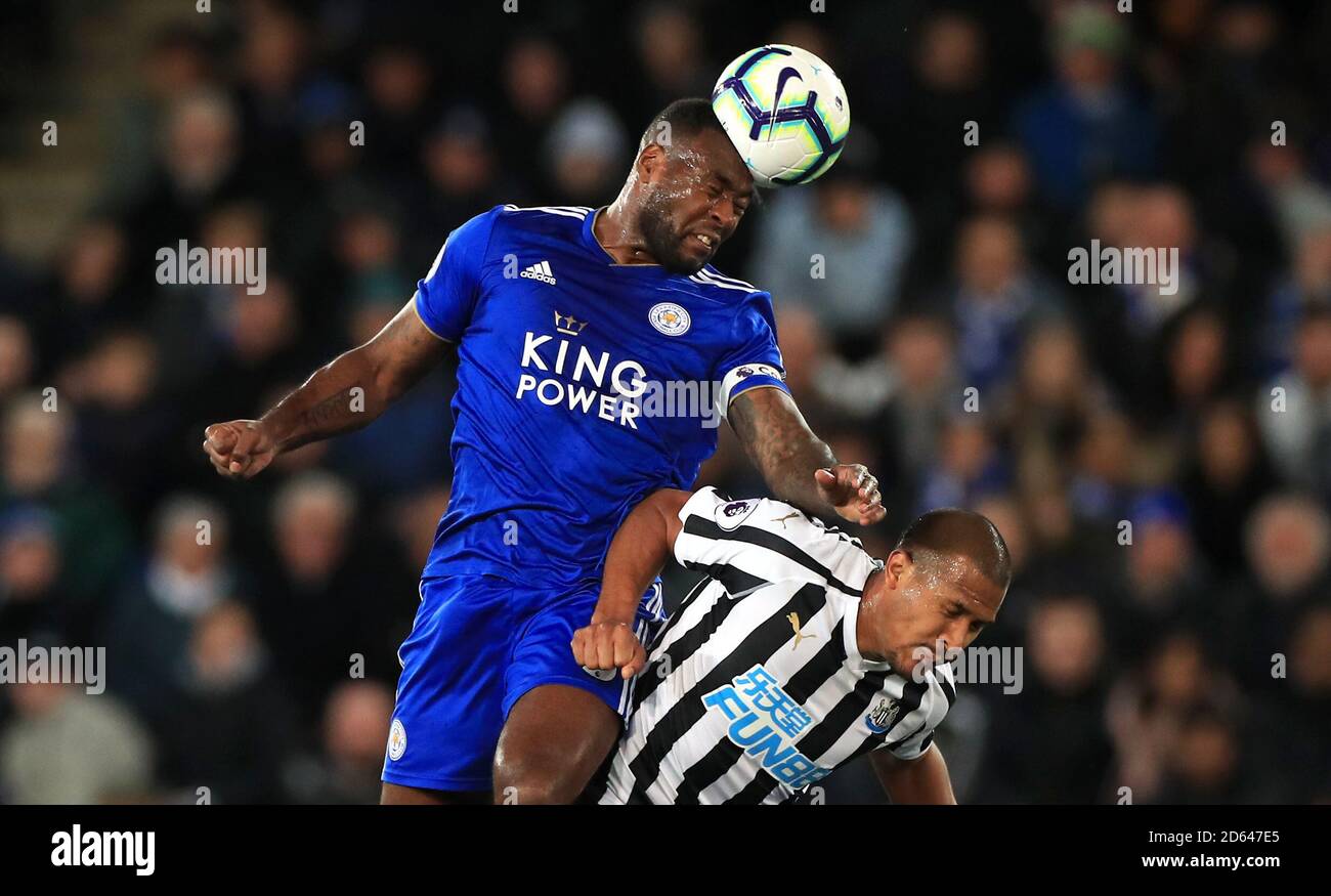 Wes Morgan (links) von Leicester City steht unter Druck Stockfoto