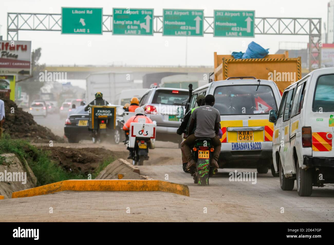 Motorradfahrer fahren auf Abschnitt 2 des Nairobi Expressway Project entlang der Mombasa Road.die Regierung Kenias baut den Nairobi Expressway, eine 27.1 km lange Mautautstraße, die Nairobi durch einen schnelleren und zuverlässigen Transport entkondieren soll. Die Autobahn ist im Wert von schätzungsweise 505.5 Millionen US-Dollar und soll 2022 fertiggestellt werden. Sie wird von China im Rahmen einer Public-Private-Partnership (PPP) finanziert und von den chinesischen Auftragnehmern China Road and Bridge Corporation (CRBC) gebaut. Stockfoto