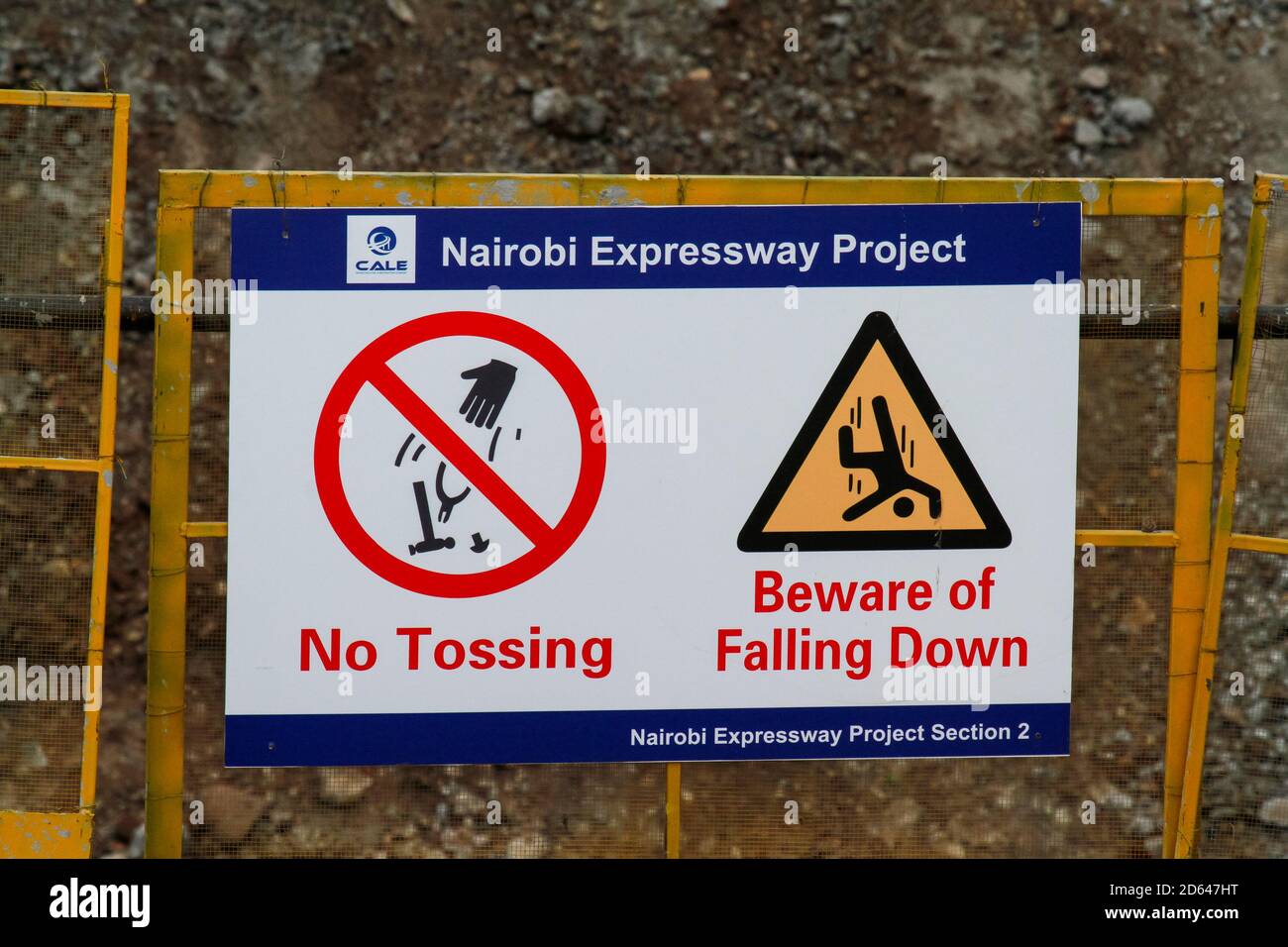 Ein Warnschild auf Abschnitt 2 des Nairobi Expressway Project entlang der Mombasa Road.die Regierung Kenias baut den Nairobi Expressway, eine 27.1 km lange Mautstraße, die Nairobi entkondensten soll, indem sie einen schnelleren und zuverlässigen Transport ermöglicht. Die Autobahn ist im Wert von schätzungsweise 505.5 Millionen US-Dollar und soll 2022 fertiggestellt werden. Sie wird von China im Rahmen einer Public-Private-Partnership (PPP) finanziert und von den chinesischen Auftragnehmern China Road and Bridge Corporation (CRBC) gebaut. Stockfoto