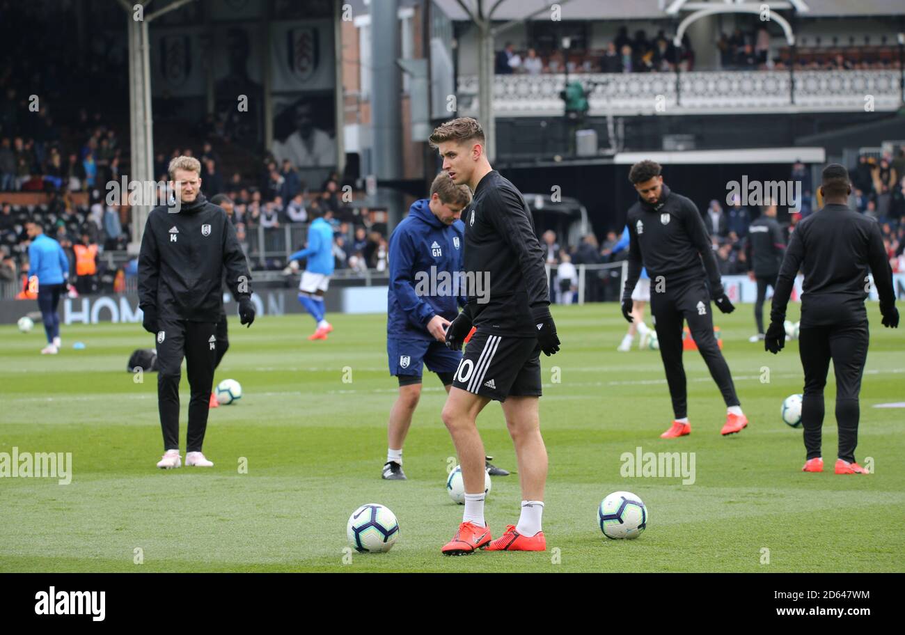 Fulham-Spieler wärmen sich vor dem Spiel auf Stockfoto