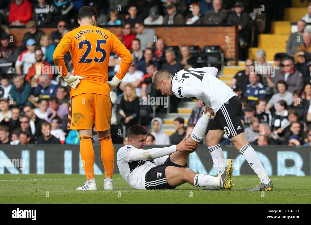 Fulhams Aleksandar Mitrovic dehnt sich mit Hilfe von Maxime Le Marchand Stockfoto