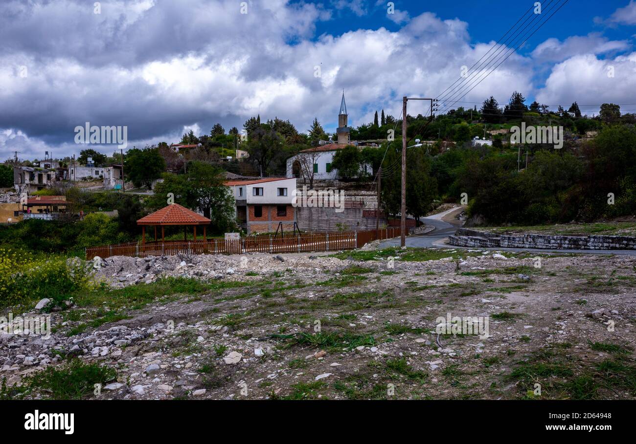 Moslemisches Dorf im gebirgigen Teil der Insel Zypern im frühen Frühjahr. Stockfoto