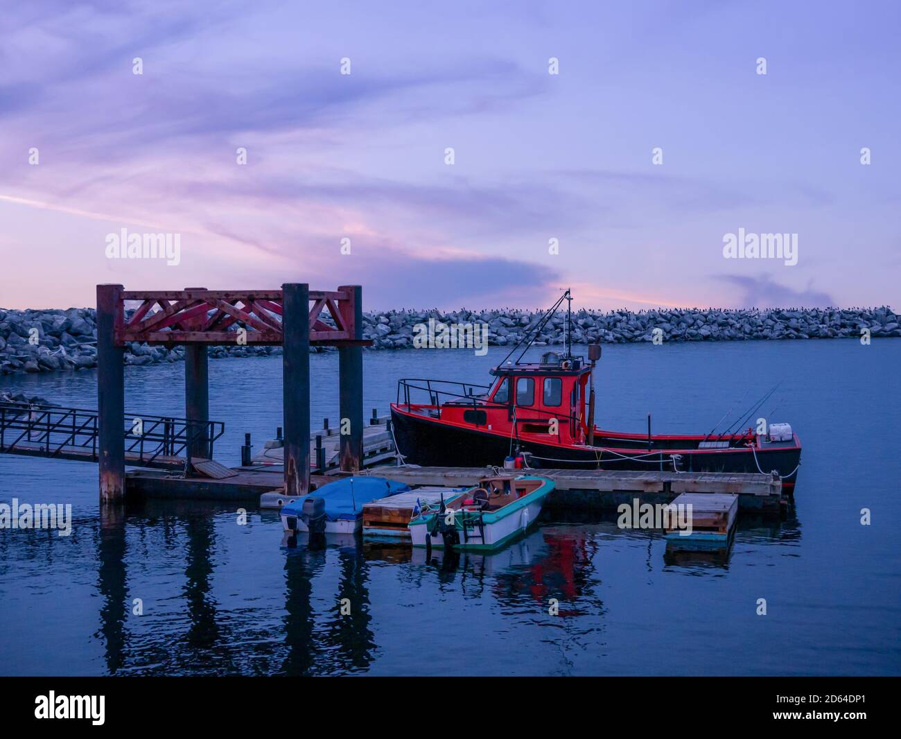 Fischerboote liegen in einem kleinen Hafen in Gaspesie, Quebec, Kanada Stockfoto