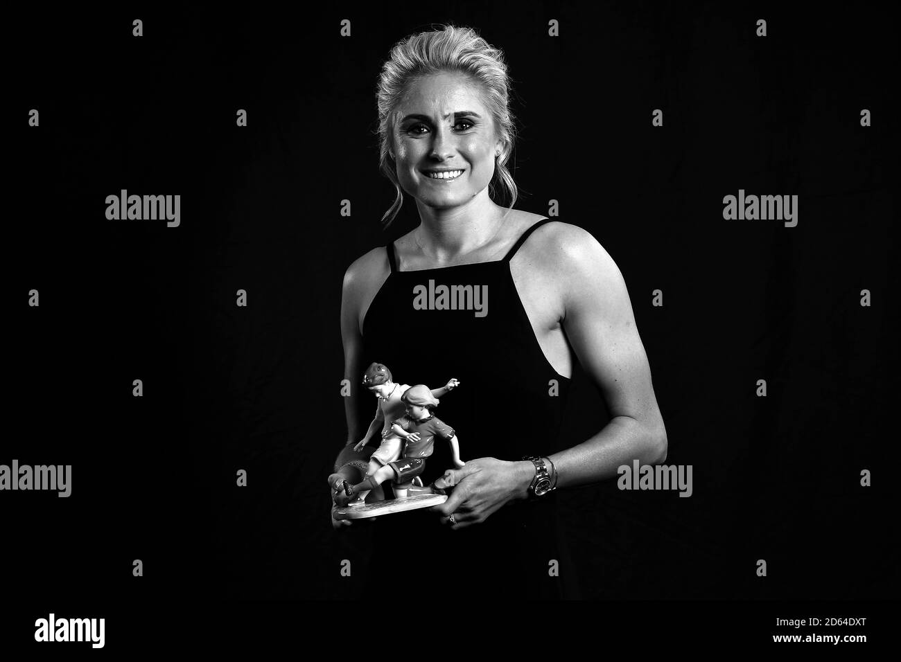 Manchester City Frauen Steph Houghton stellt mit ihrem PFA Merit Award während der 2019 PFA Auszeichnungen im Grosvenor House Hotel, London. Stockfoto