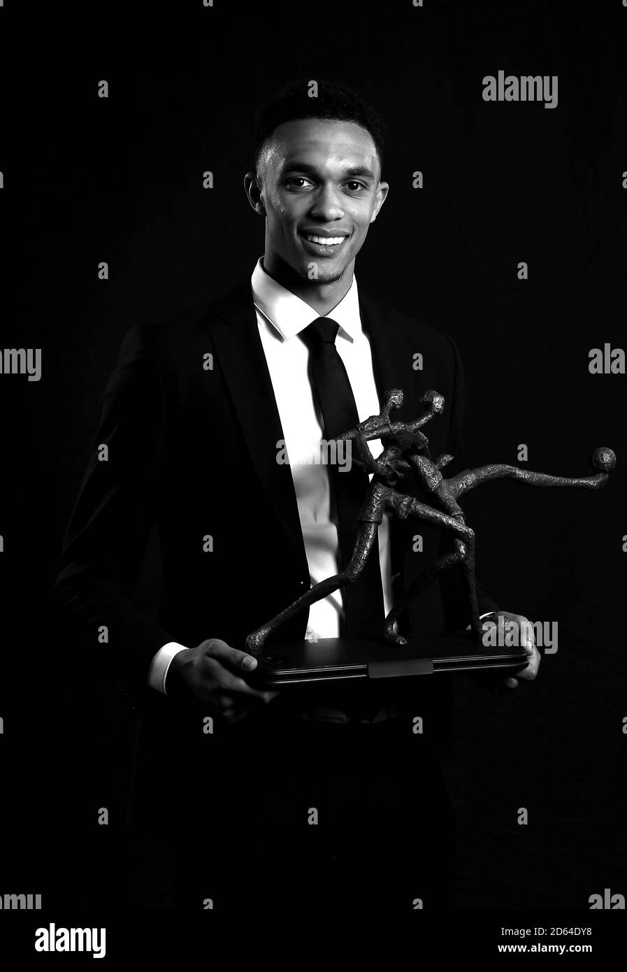 Liverpools Trent Alexander-Arnold posiert mit seinem PFA Team of the Year Award bei den PFA Awards 2019 im Grosvenor House Hotel, London. Stockfoto