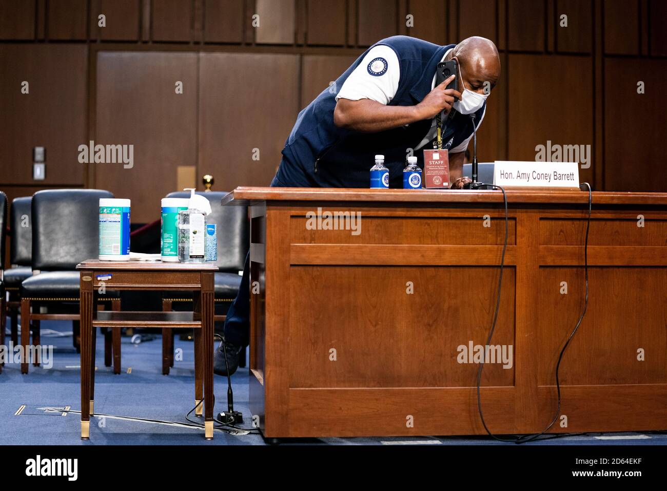 Washington, DC, USA. Oktober 2020. Eine Mitarbeiterin stellt das Mikrofon für Richterin Amy Coney Barrett während technischer Schwierigkeiten am dritten Tag ihrer Bestätigungsverhandlung mit dem Justizausschuss des Senats im Hart Senate Office Building in Washington DC am 14. Oktober 2020 ein. (Foto von Anna Moneymaker/Pool/Sipa USA) Quelle: SIPA USA/Alamy Live News Stockfoto