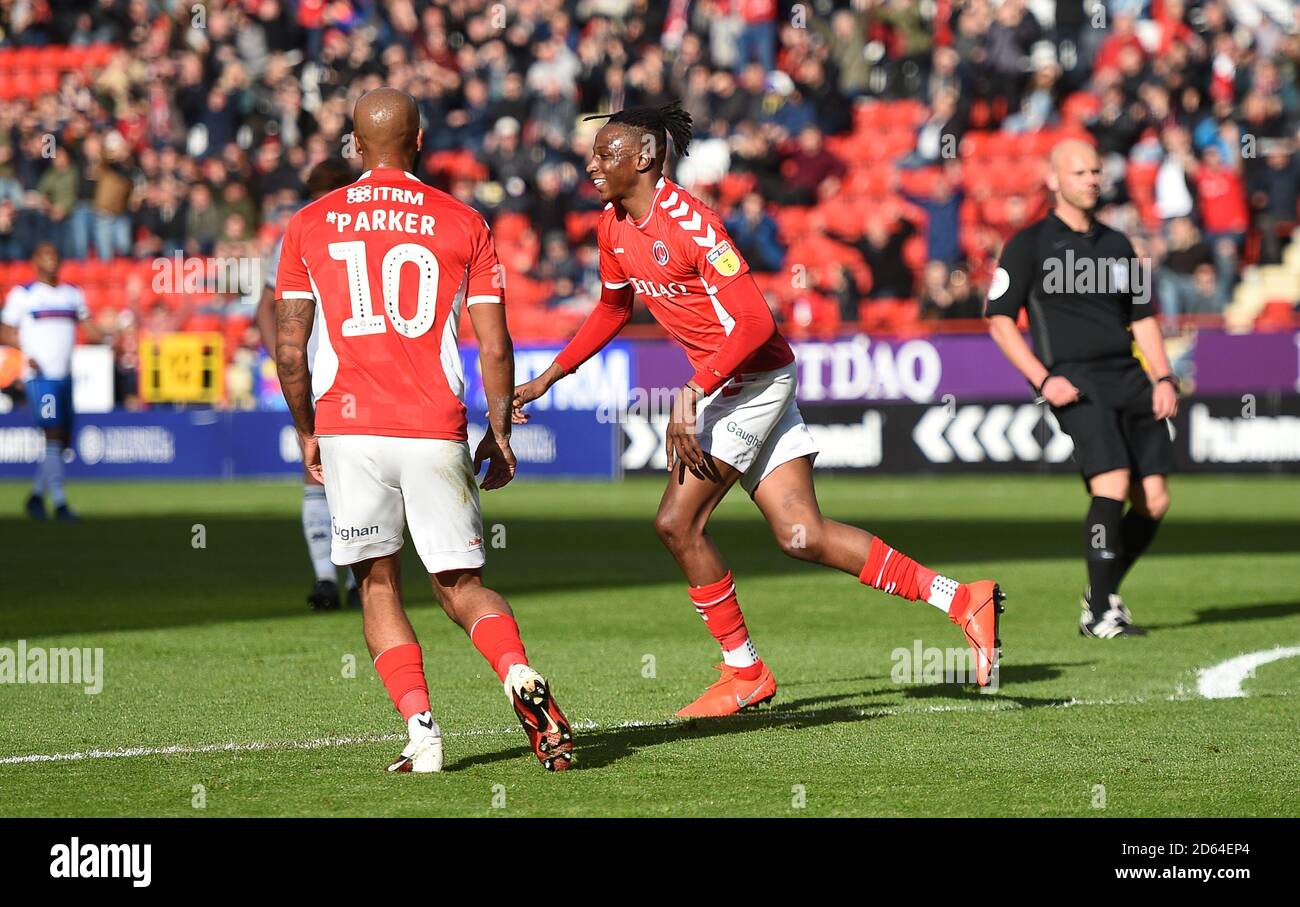 Joe Aribo von Charlton Athletic feiert sein erstes Tor mit Josh Parker Stockfoto