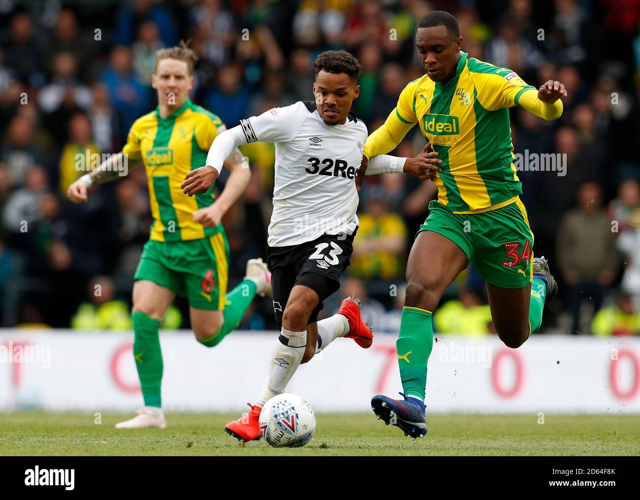 Duane Holmes (Mitte) von Derby County und Rekeem von West Bromwich Albion Harper (rechts) Kampf um den Ball Stockfoto