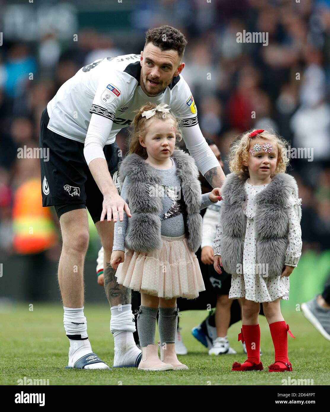 Scott Malone von Derby County feiert mit seiner Familie nach dem Spiel Stockfoto