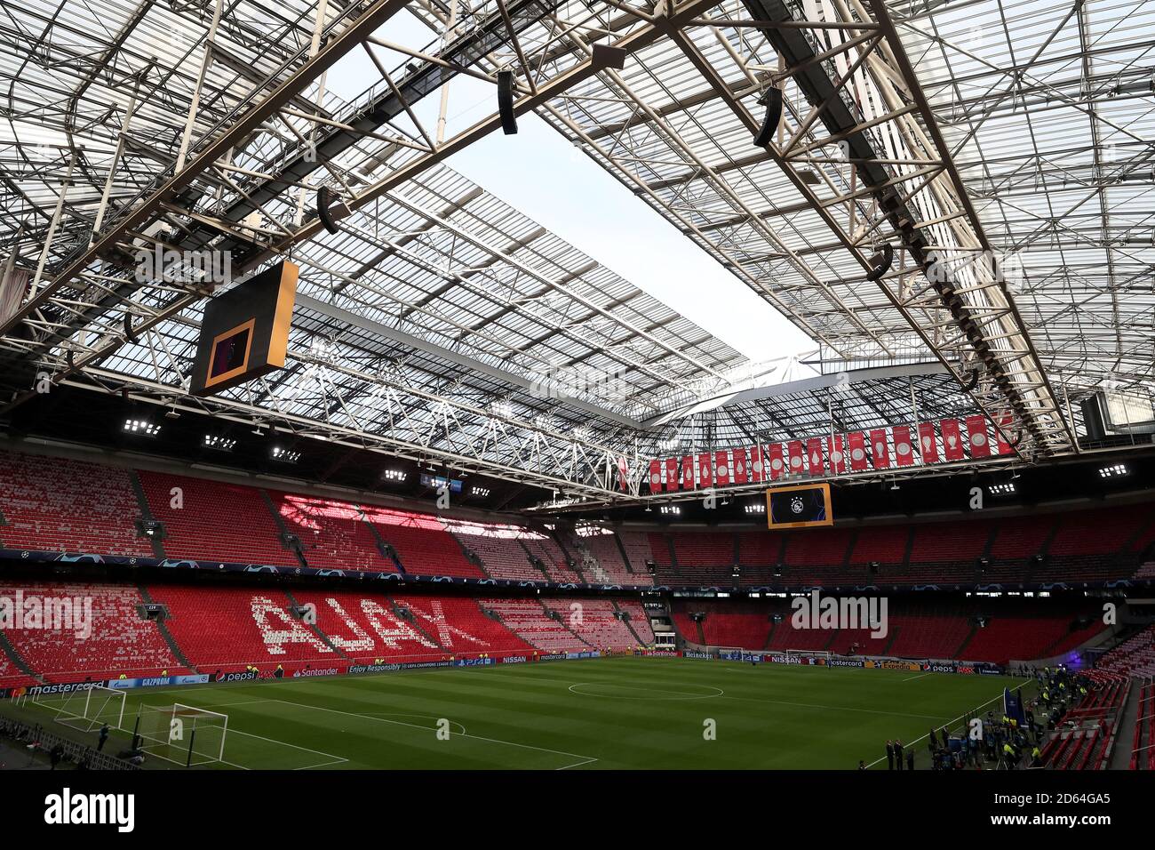 Das Dach öffnet sich in der Johan Cruijff Arena vor dem Spiel Stockfoto