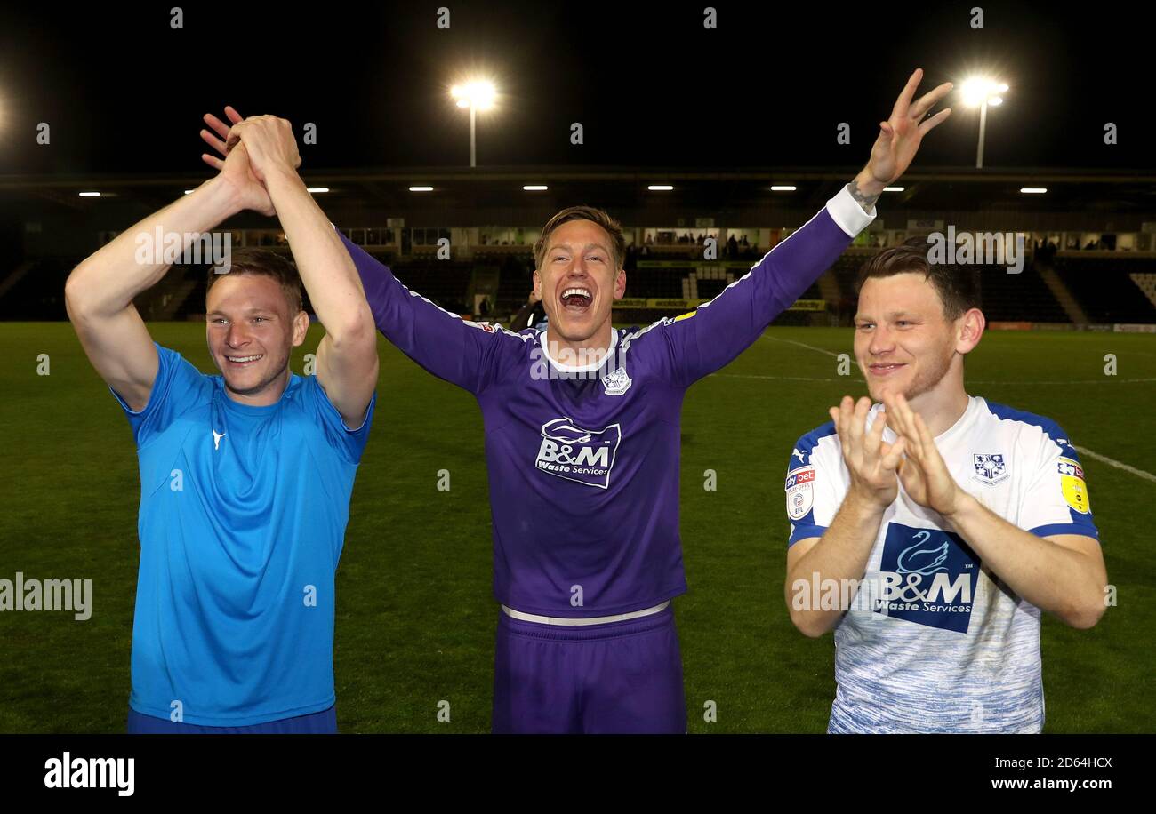 Paul Mullin, Scott Davies und Connor Jennings von Tranmere Rovers feiern nach dem Spiel Stockfoto