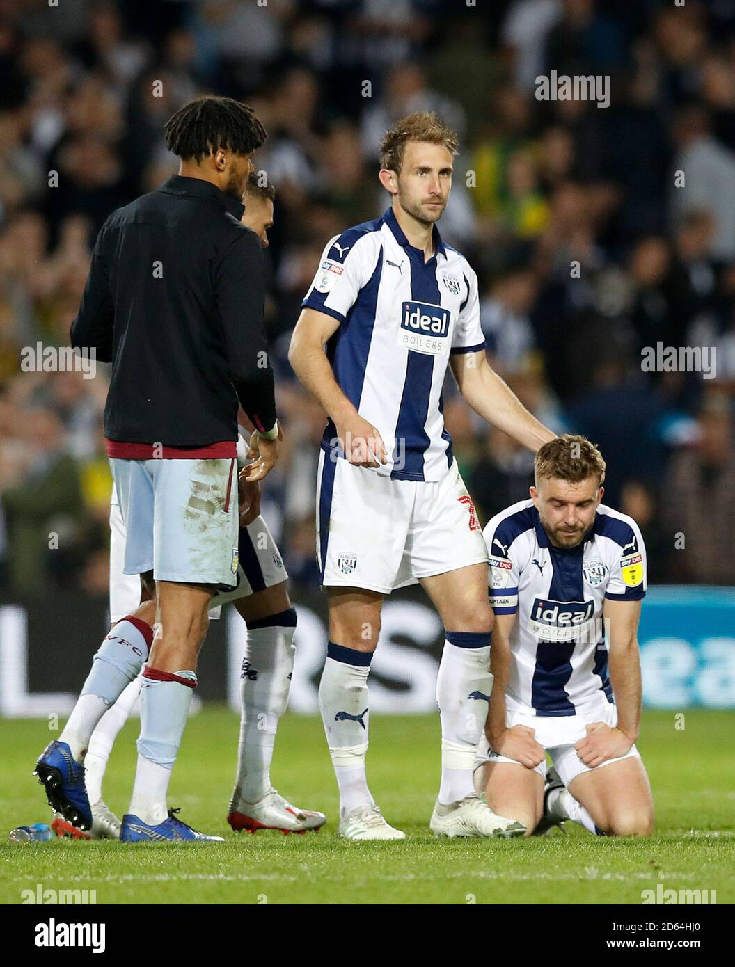 West Bromwich Albions Craig Dawson und James Morrison (rechts) schauen Dejected nach dem Spiel Stockfoto