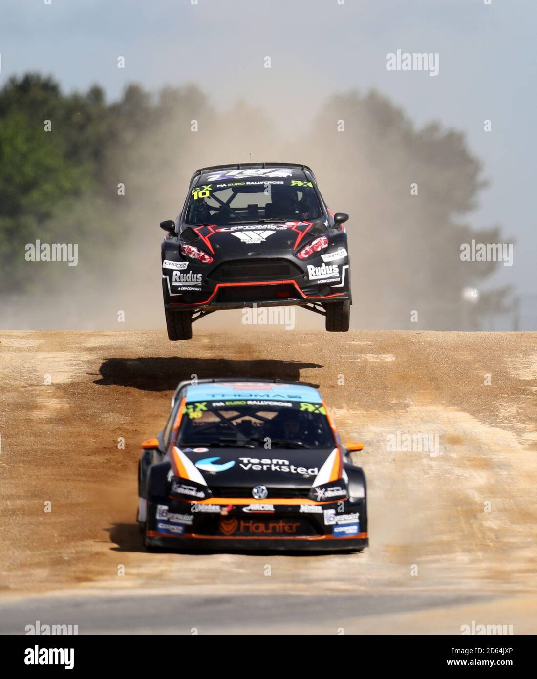 Thomas Bryntesson (unten) und Mikko Ikonen (oben) im Supercar Euro Qualifying am ersten Tag der FIA World Rallycross Championship 2019 in Silverstone. Stockfoto