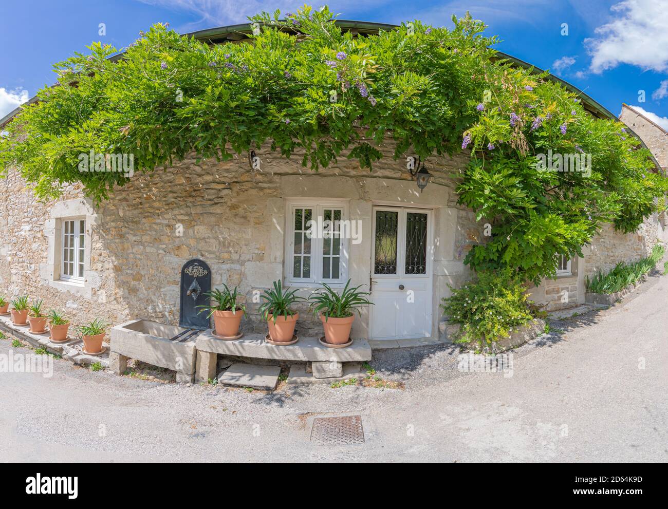 Baume-Les-Messieurs, Frankreich - 09 01 2020: Typisches Steinhaus im Dorf Stockfoto