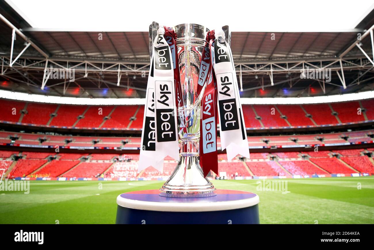 Die Sky Bet Championship Play-off Trophy vor dem Spiel Stockfoto