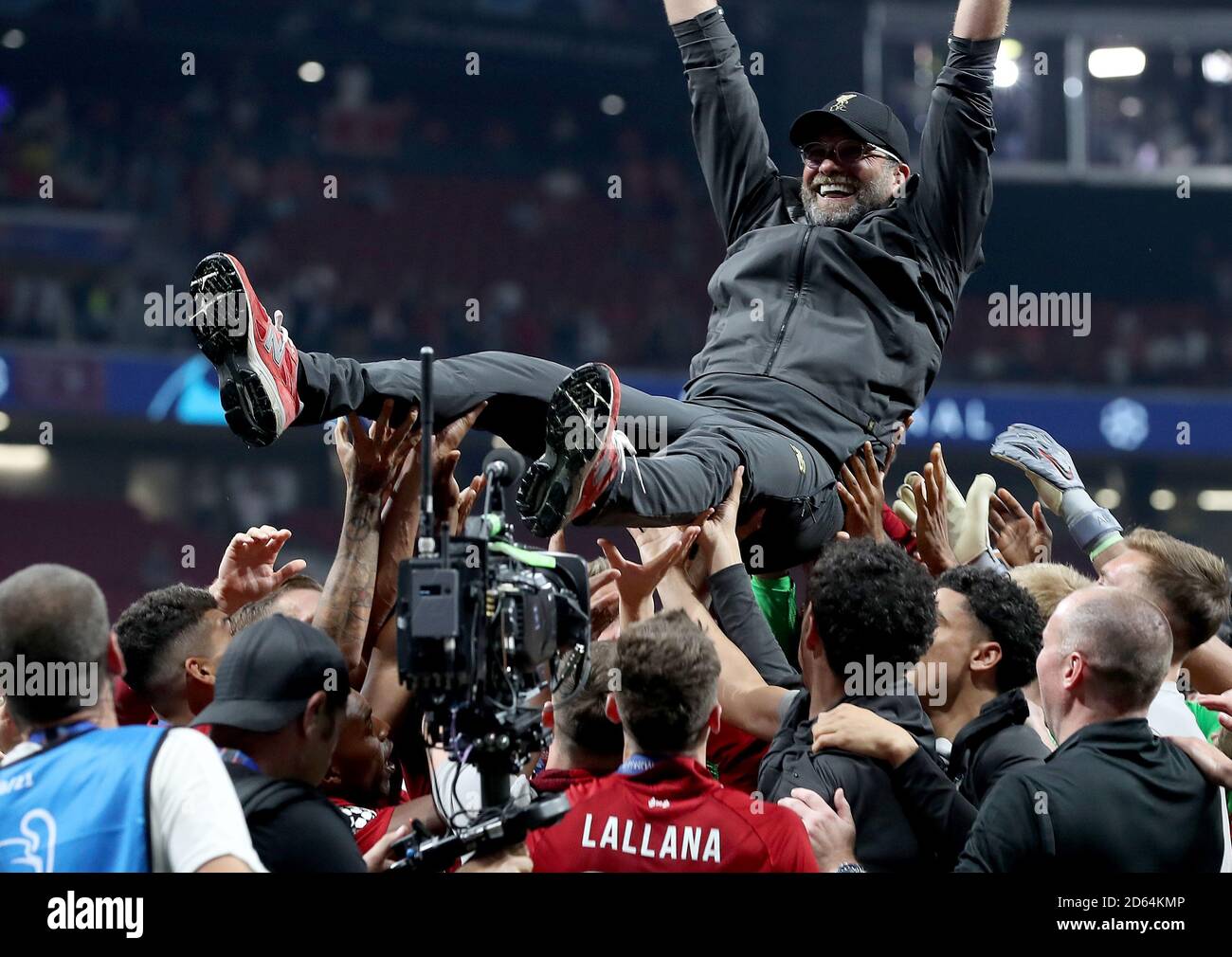 Liverpool Manager Jürgen Klopp wird durch seine Spieler nach dem Gewinn der UEFA Champions League Finale bei den Wanda Metropolitano, Madrid aufgehoben. Stockfoto