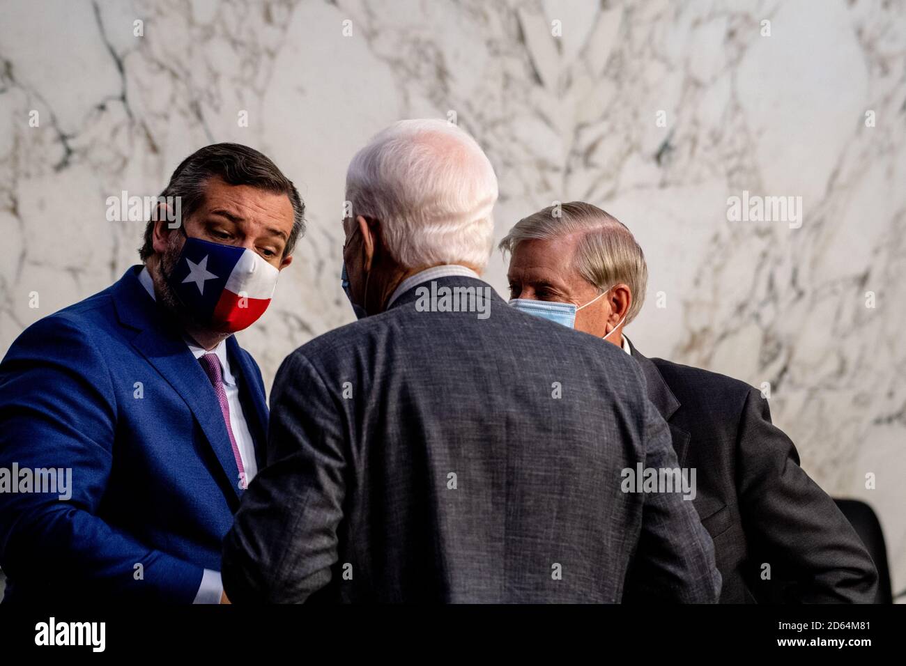 Washington, DC, USA. Oktober 2020. WASHINGTON, DC- 14. OKTOBER 2020: Von links, Ted Cruz (R-TX), John Cornyn (R-TX) und Lindsey Graham (R-SC) in einer Pause, nachdem alle Mikrofone unerwartet während des dritten Tages der Amy Coney Barrett-Nominierungsanhörungen am Mittwoch aufgehört hatten zu arbeiten. (Foto von Pool/Sipa USA) Quelle: SIPA USA/Alamy Live News Stockfoto