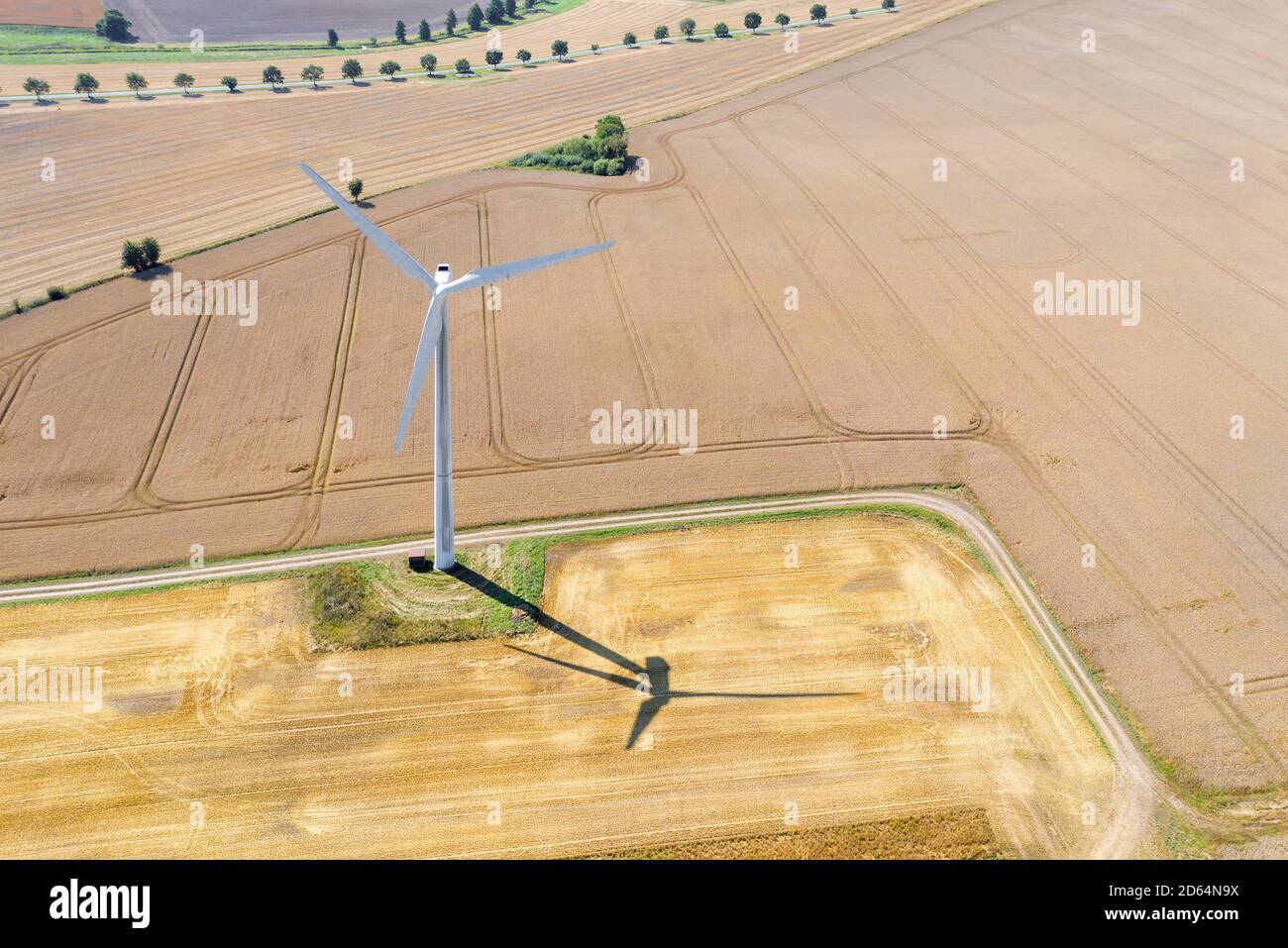 Eine Drohnenansicht einer Windkraftanlage, die saubere Energie produziert, gebaut auf einem Feld in Jütland, Dänemark Stockfoto