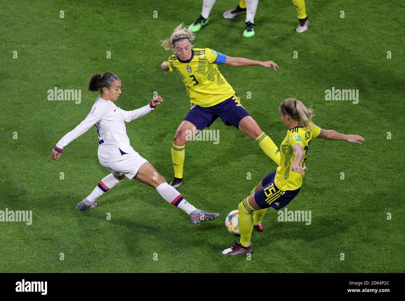 Mallory Pugh (links) aus den USA kämpft mit Linda Sembrant (Mitte) und Nathalie Bjorn aus Schweden Stockfoto