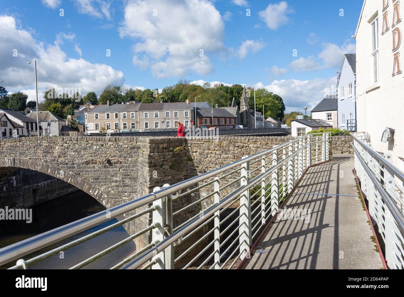 The Old Bridge and Walkway over River Ogmore, Bridgend (Pen-y-bont ar Ogwr), Bridgend County Borough, Wales (Cymru), Großbritannien Stockfoto