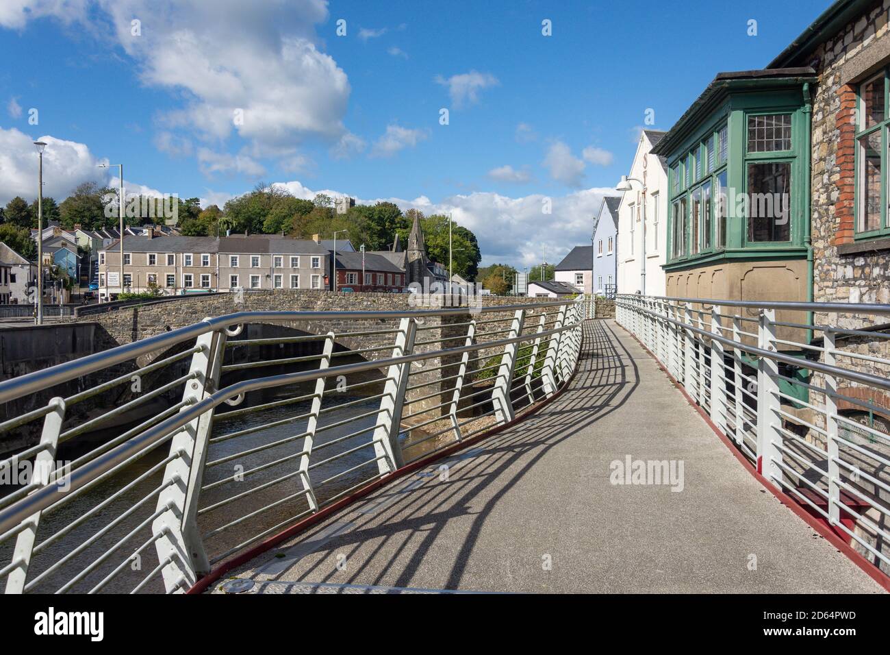 The Old Bridge and Walkway over River Ogmore, Bridgend (Pen-y-bont ar Ogwr), Bridgend County Borough, Wales (Cymru), Großbritannien Stockfoto