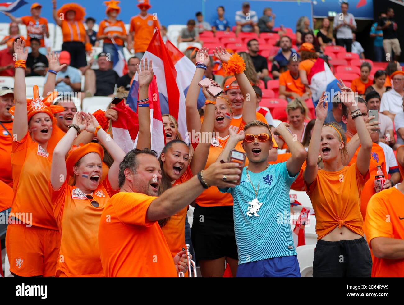 Niederländische Fans in den Tribünen vor dem Spiel Stockfoto
