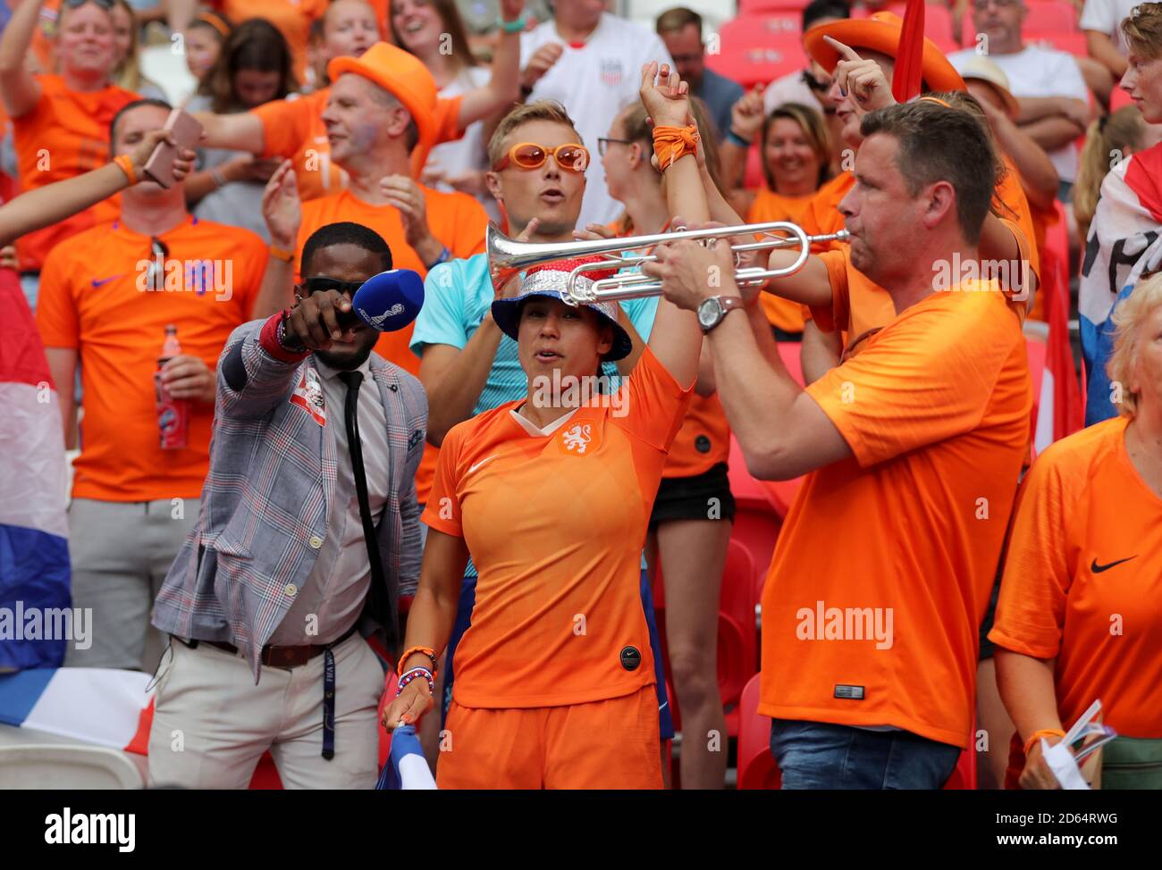 Niederländische Fans in den Tribünen vor dem Spiel Stockfoto