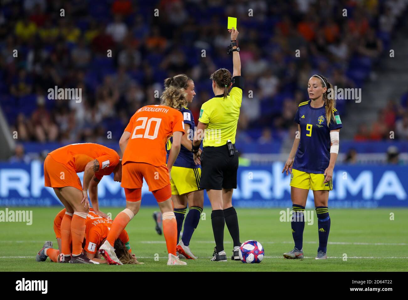 Die Schwedin Julia Zigiotti Olme zeigt die gelbe Karte von