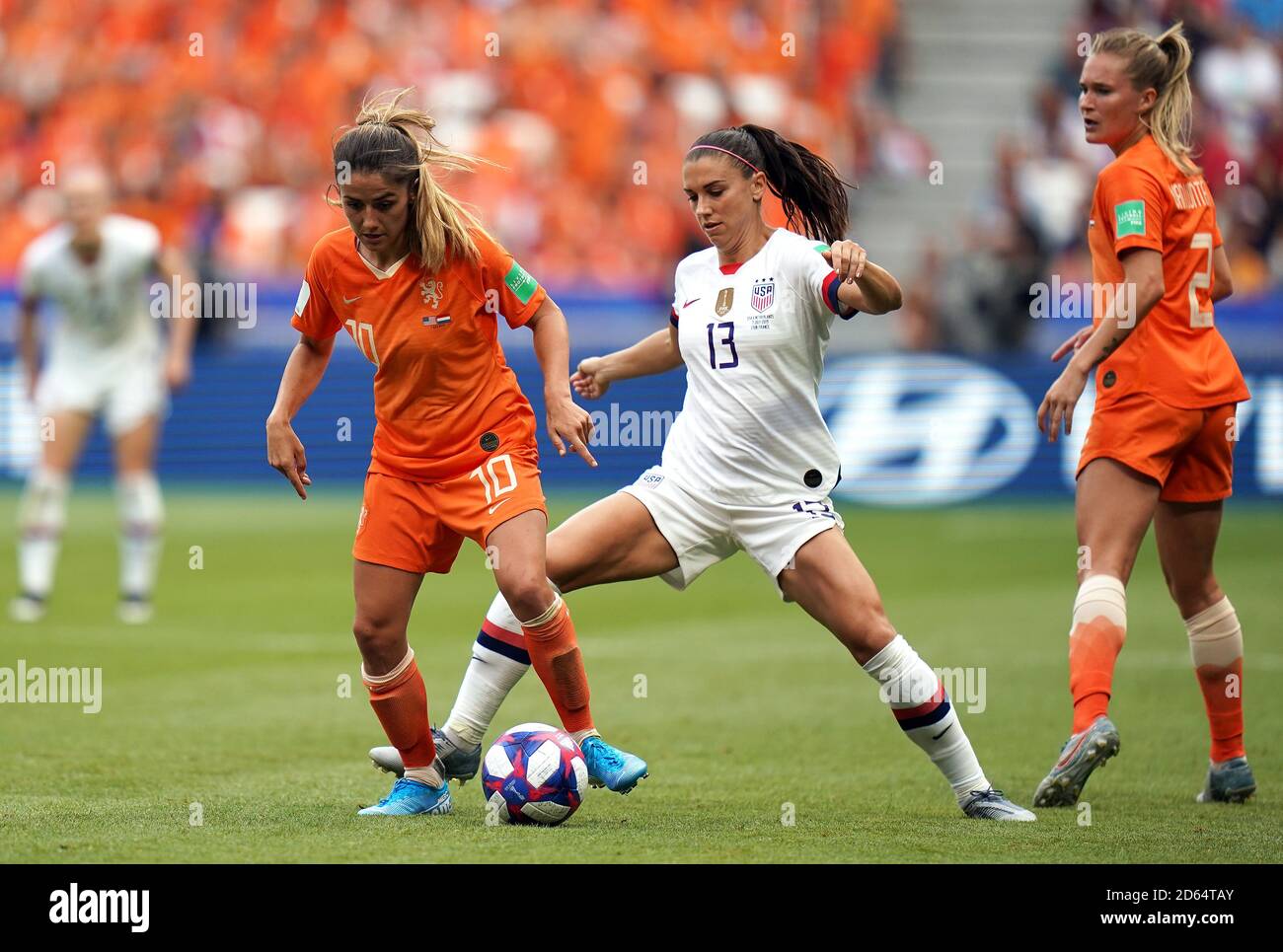 Die niederländische Danielle van de Donk (links) und die USA Alex Morgan kämpfen um den Ball Stockfoto